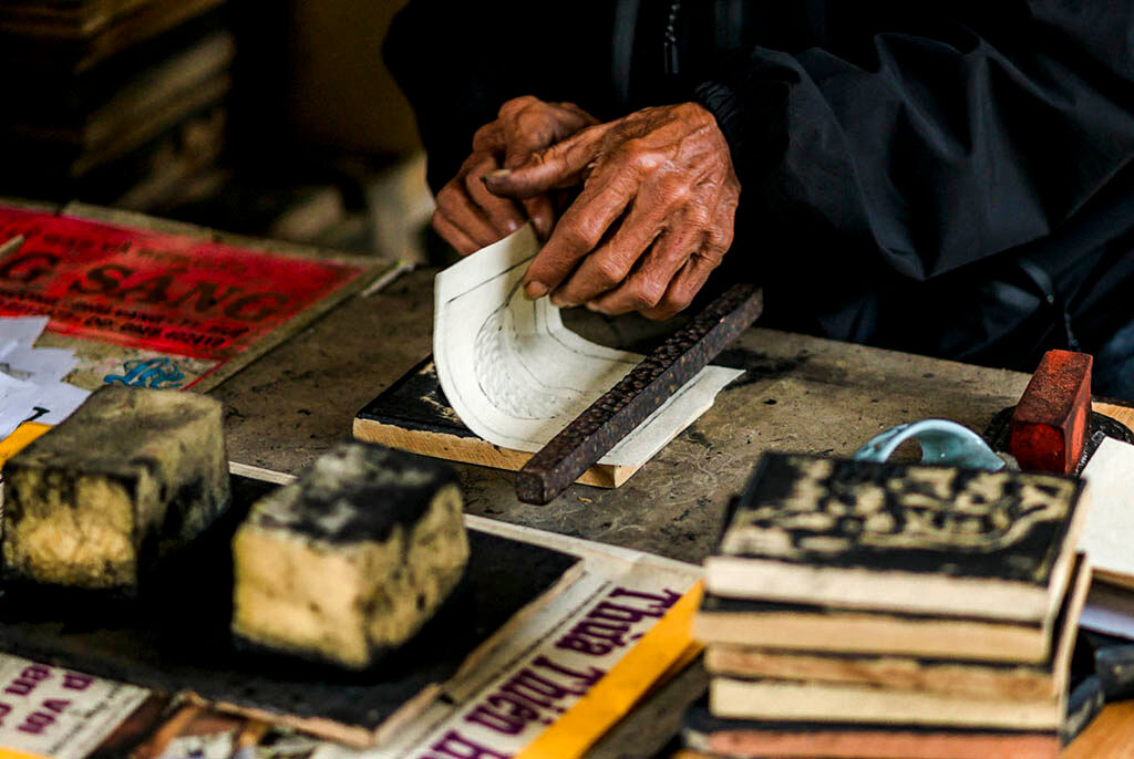 Connect with the living traditions of Sinh’s folk art